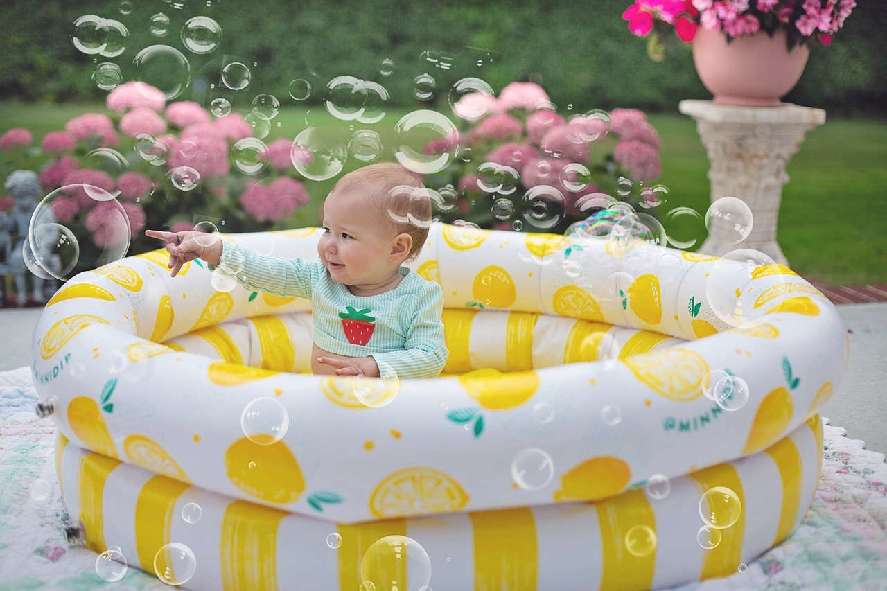 水遊びをする子ども